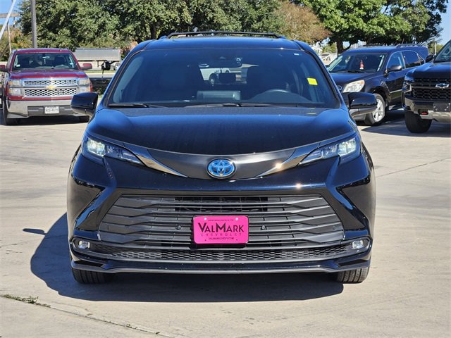 2024 Toyota Sienna LE photo 2