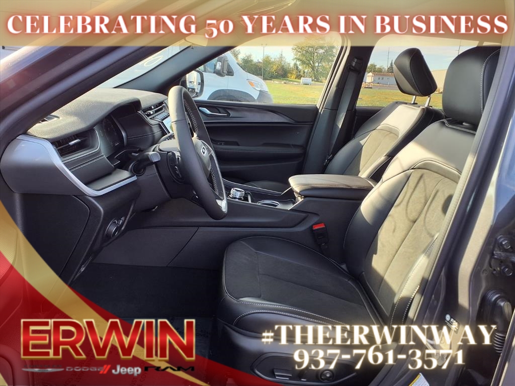 2025 Jeep Grand Cherokee Laredo Altitude photo 4