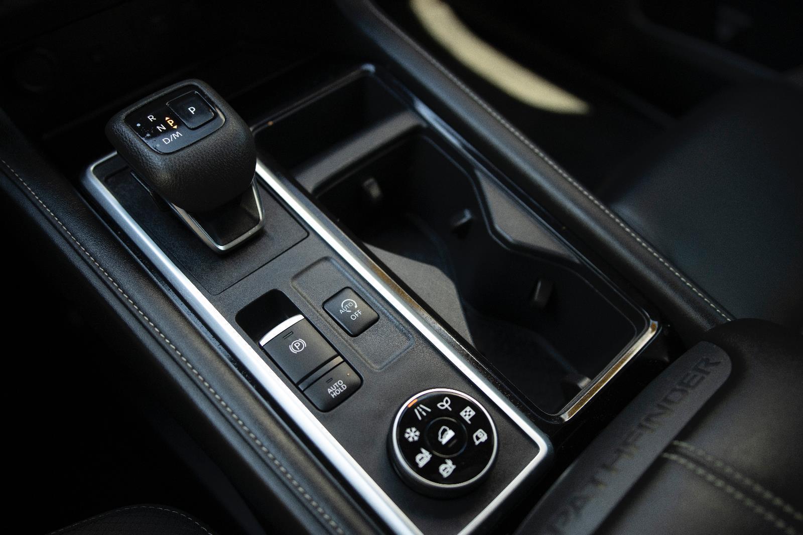 2024 Nissan Pathfinder SL photo 9