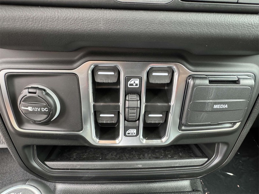 2025 Jeep Wrangler Sahara photo 20