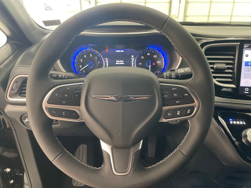 2025 Chrysler Pacifica photo 12