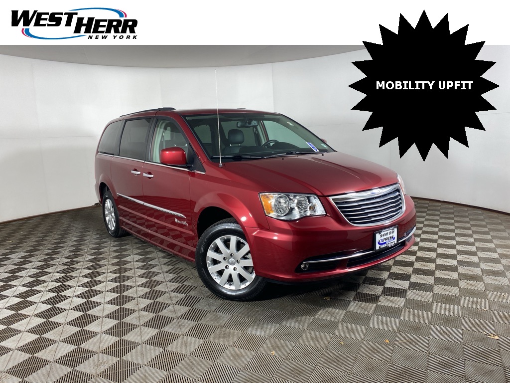 2016 Chrysler Town & Country Touring's photo