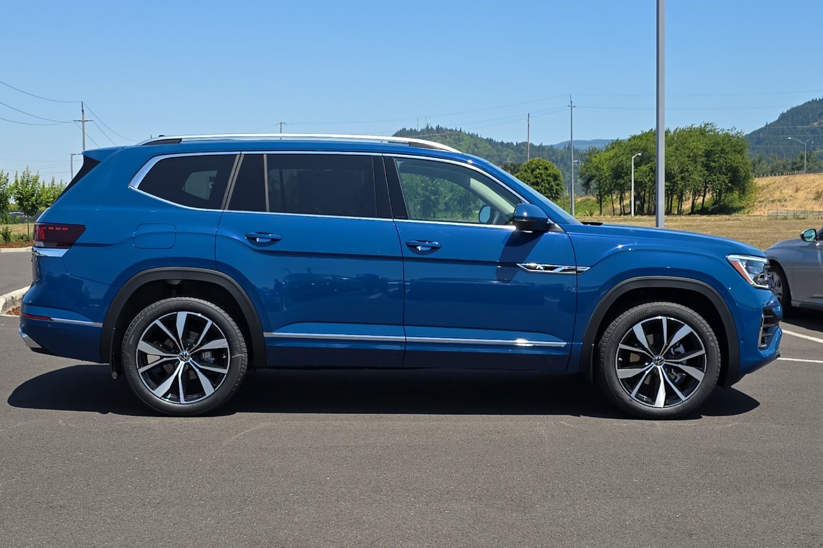 2025 Volkswagen Atlas SEL Premium R-Line photo 2