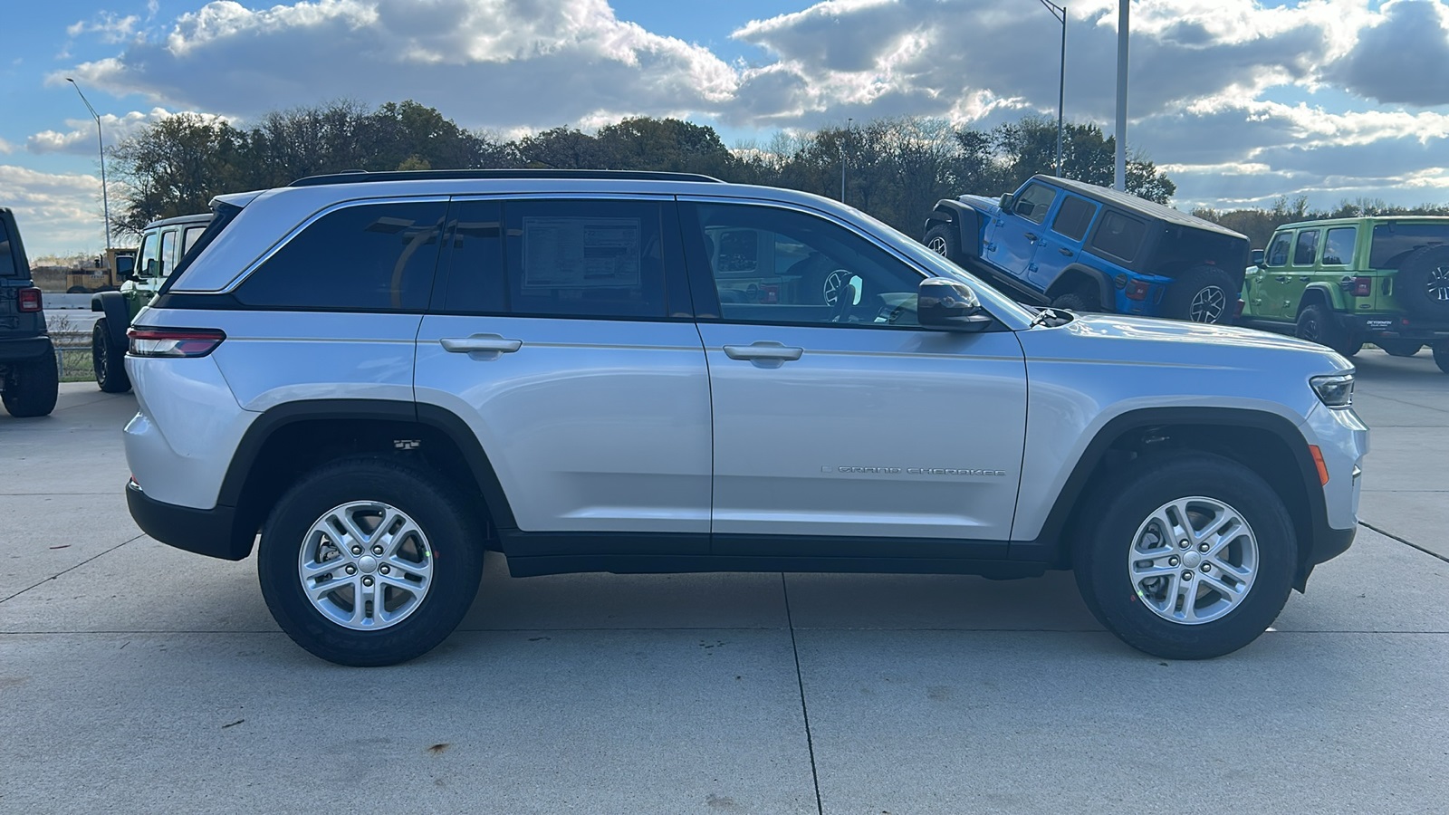 2025 Jeep Grand Cherokee Laredo photo 2