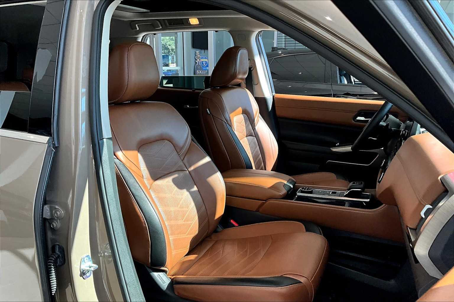 2023 Nissan Pathfinder Platinum photo 16