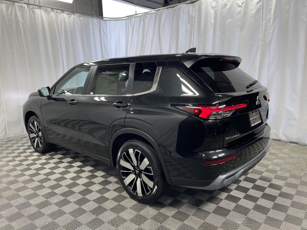 2025 Mitsubishi Outlander SE photo 3