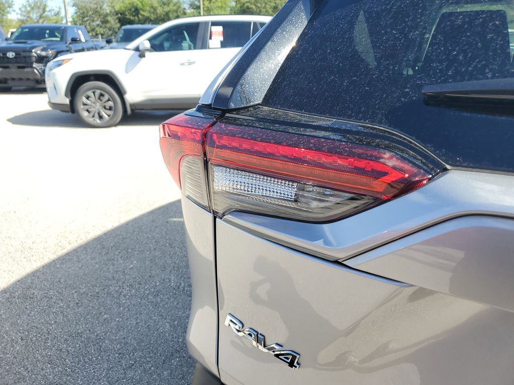 2025 Toyota RAV4 Hybrid XLE photo 11