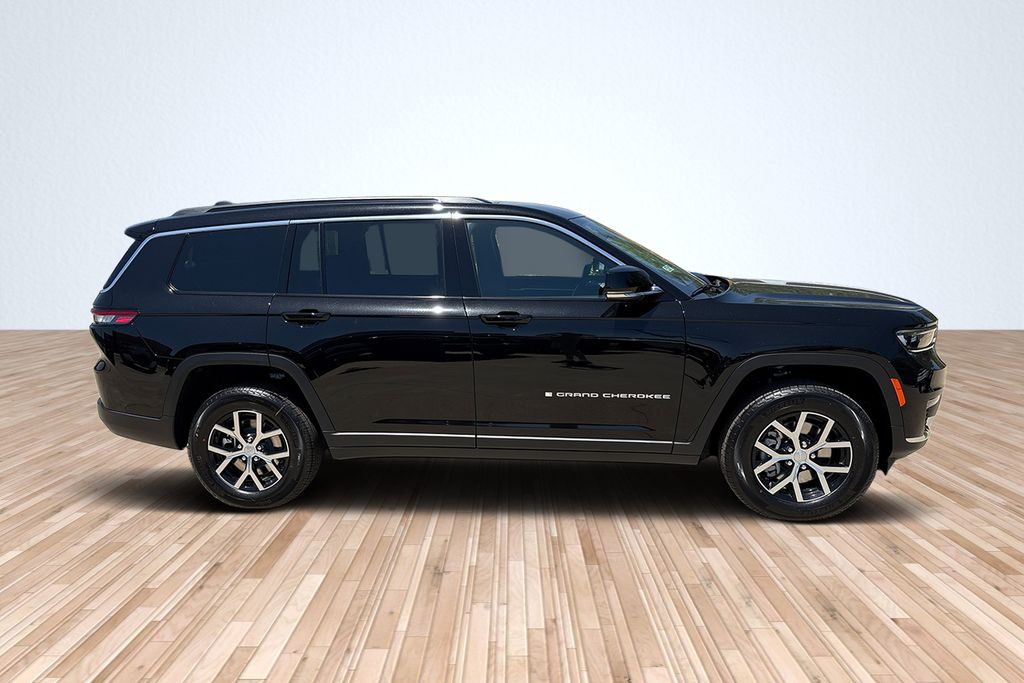 2025 Jeep Grand Cherokee Limited photo 3