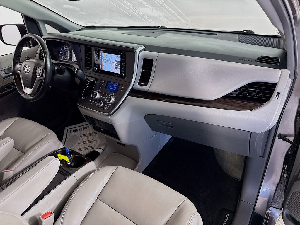 2018 Toyota Sienna XLE Premium photo 30