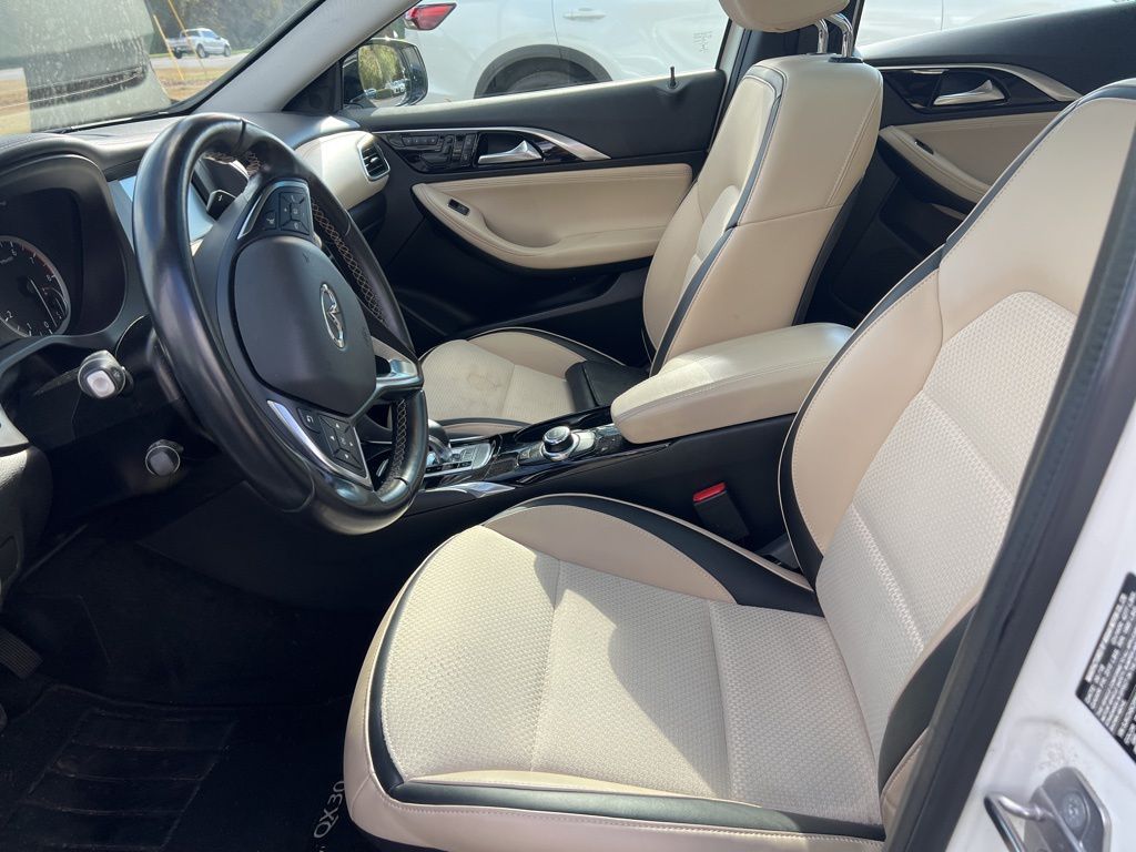 2019 Infiniti QX30 Luxe photo 2