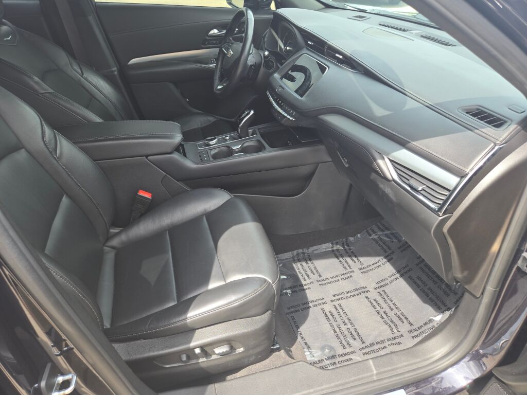 2023 Cadillac XT4 Premium Luxury photo 3