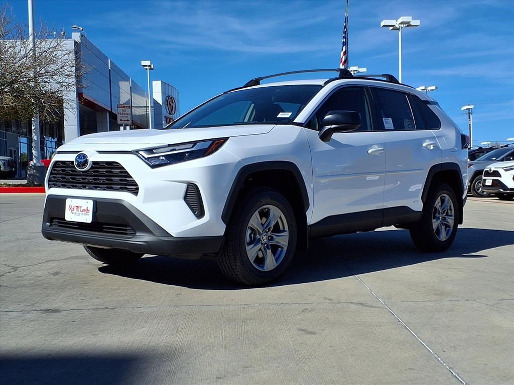 2025 Toyota RAV4 LE's photo