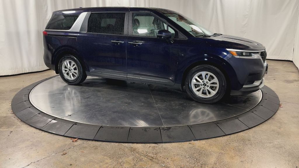 2022 Kia Carnival LXS photo 3