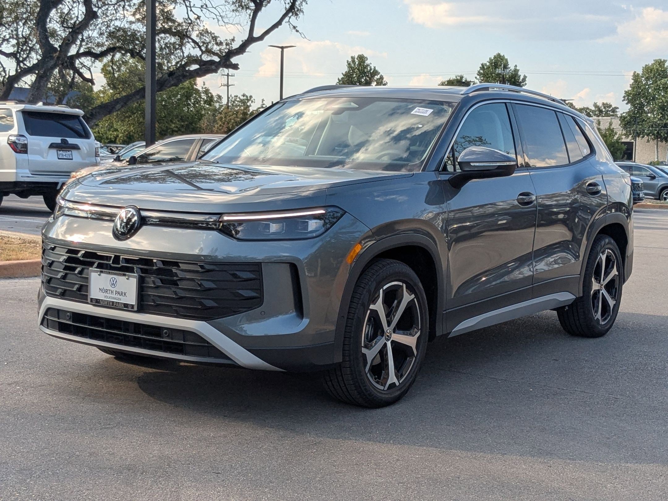 2025 Volkswagen Tiguan SE photo 2