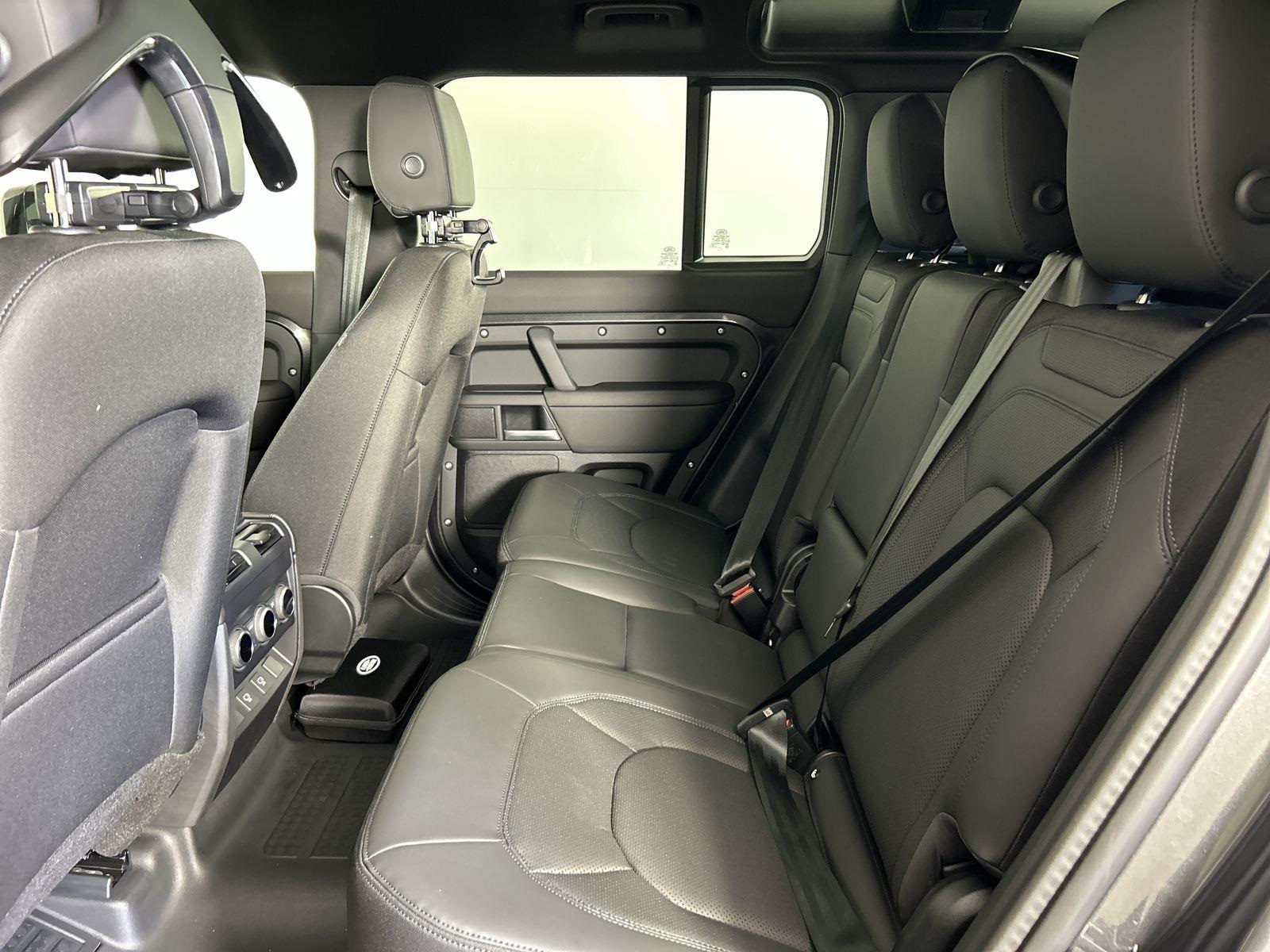 2025 Land Rover Defender 110 S photo 26
