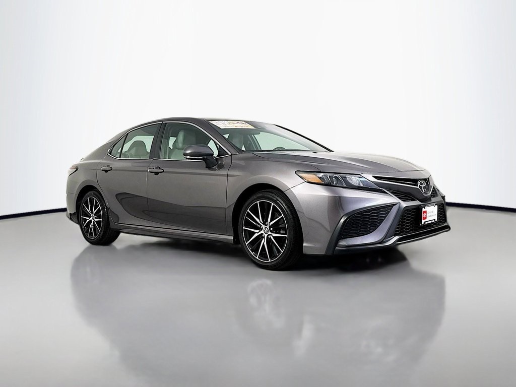 2022 Toyota Camry SE's photo
