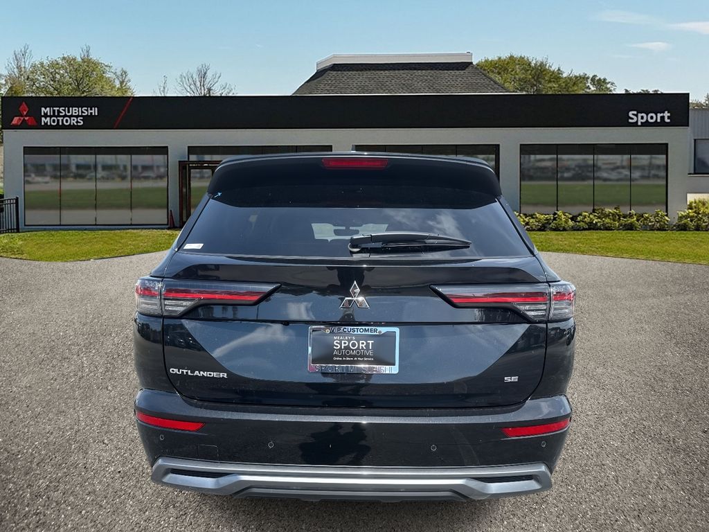 2025 Mitsubishi Outlander SE photo 4