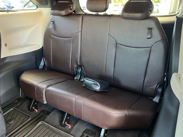 2024 Toyota Sienna Platinum photo 24