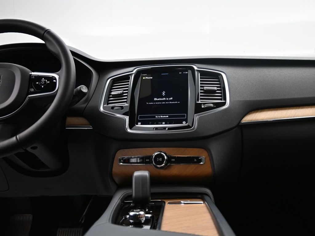 2025 Volvo XC90 T8 Plus photo 9