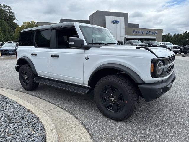 2025 Ford Bronco Outer Banks photo 2