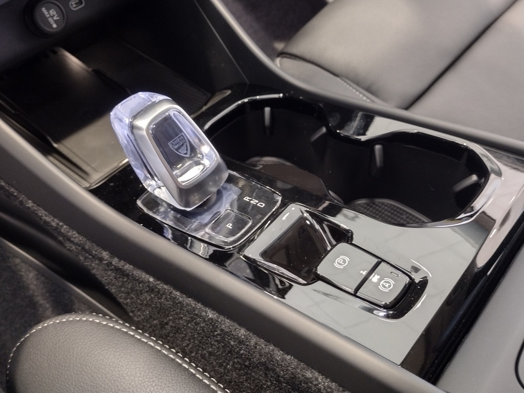 2026 VOLVO XC40 - Image 17