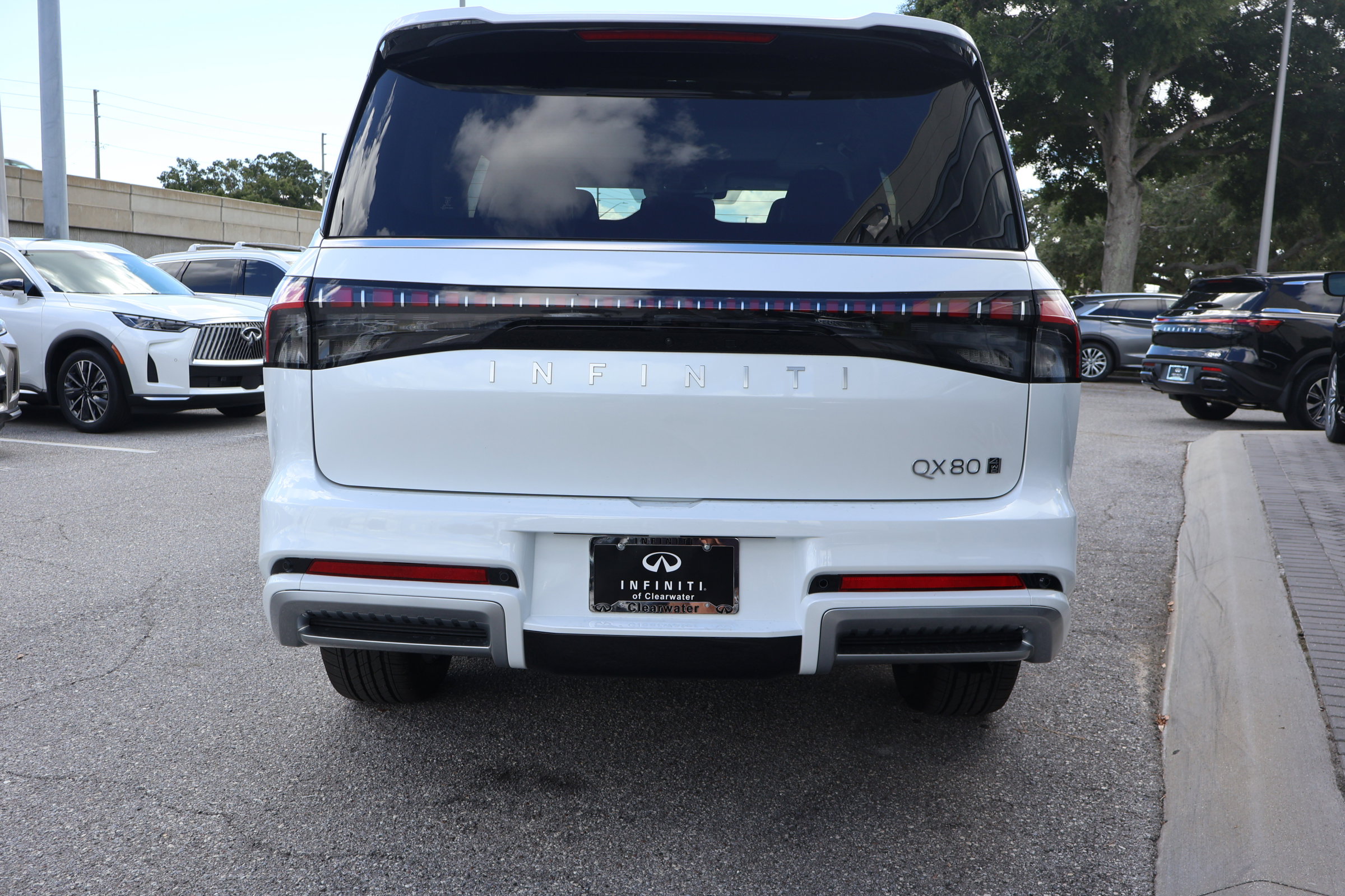 2026 Infiniti QX80 Luxe photo 4