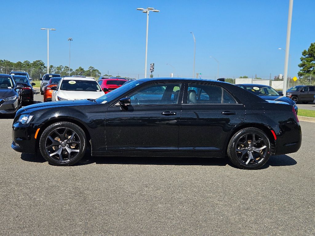 2023 Chrysler 300 photo 4