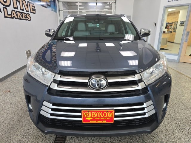 Used 2017 Toyota Highlander XLE with VIN 5TDJZRFH6HS379364 for sale in Detroit Lakes, Minnesota