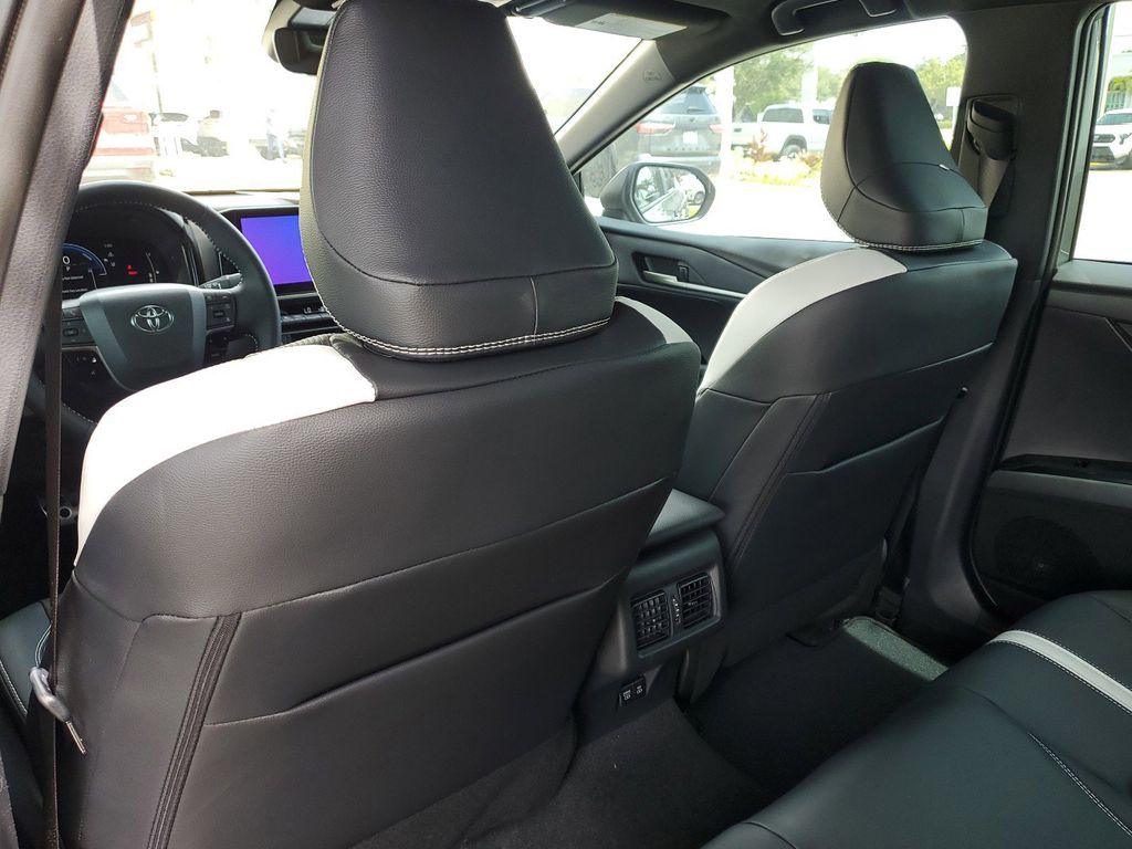 2025 Toyota Camry SE photo 17