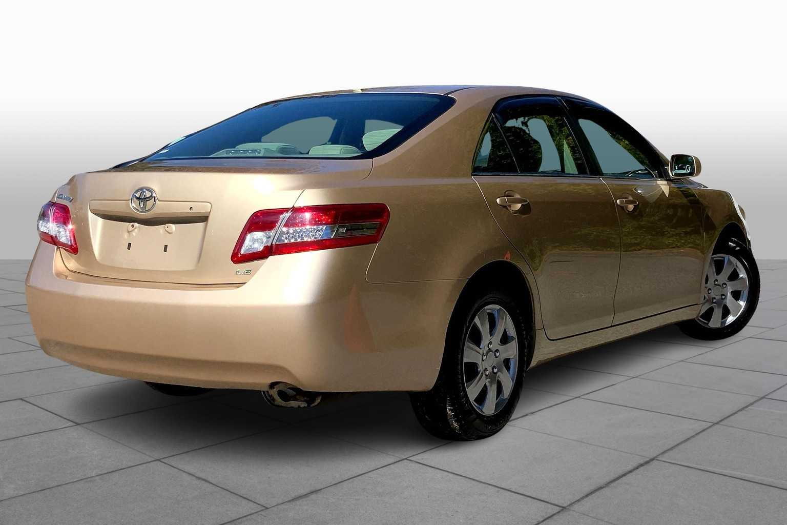 2010 Toyota Camry LE photo 12