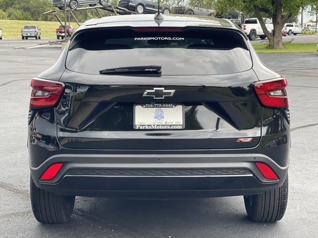 2025 Chevrolet Trax photo 2