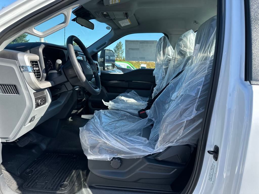 2025 Ford F-600 photo 9