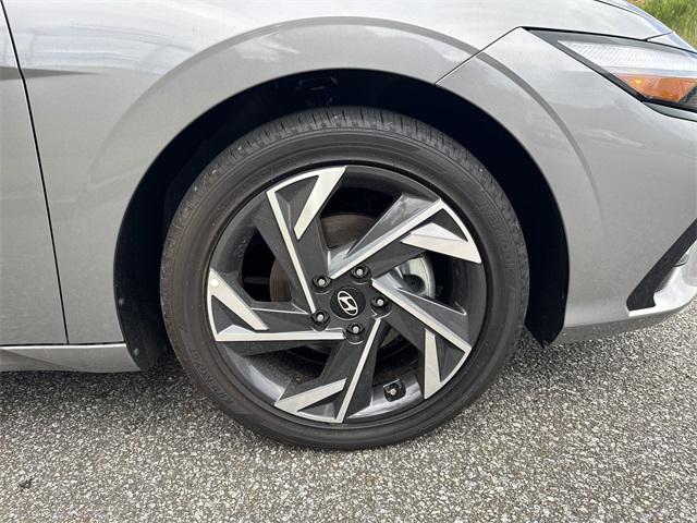2025 Hyundai Elantra Hybrid Limited photo 12