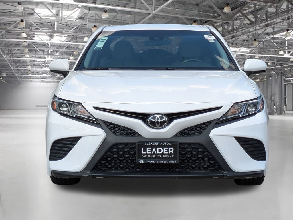2018 Toyota Camry SE photo 2