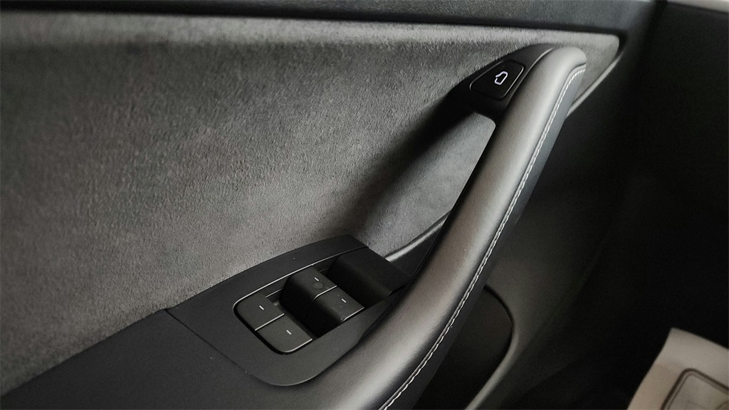 2023 Tesla Model 3 photo 17