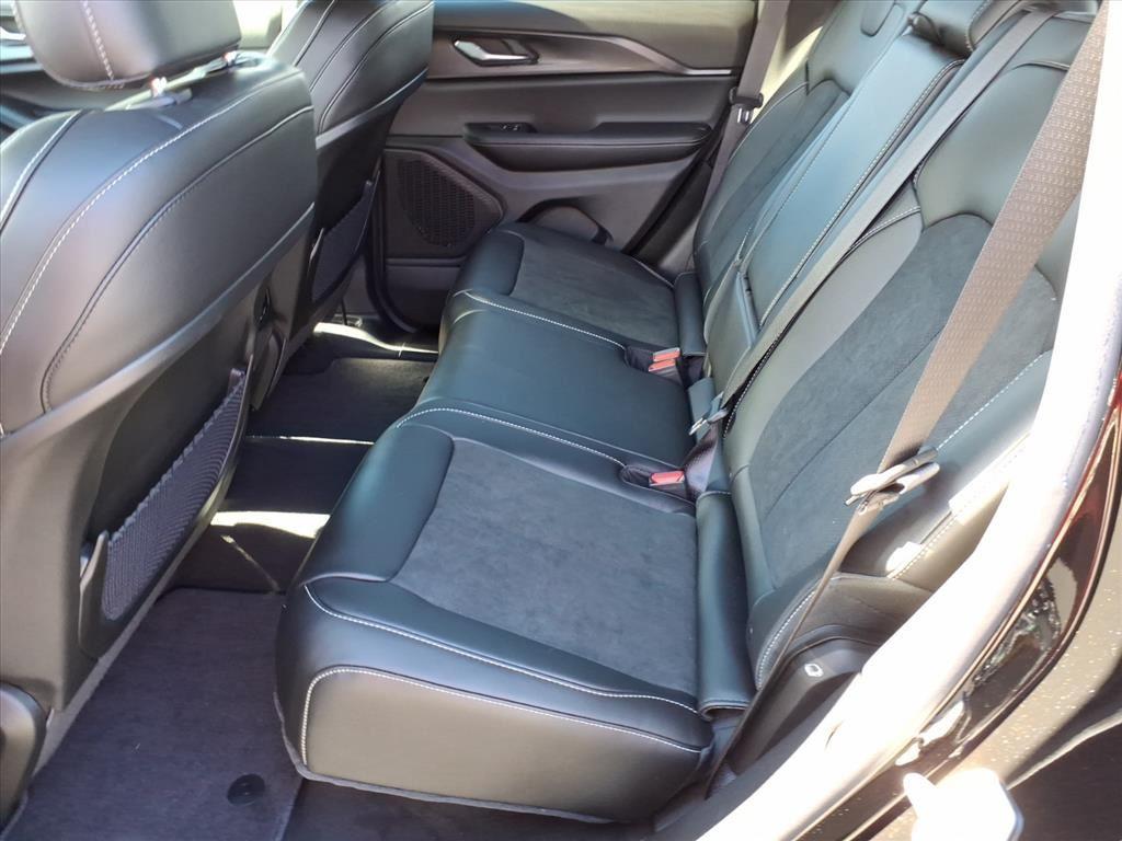 2025 Jeep Grand Cherokee Laredo photo 2