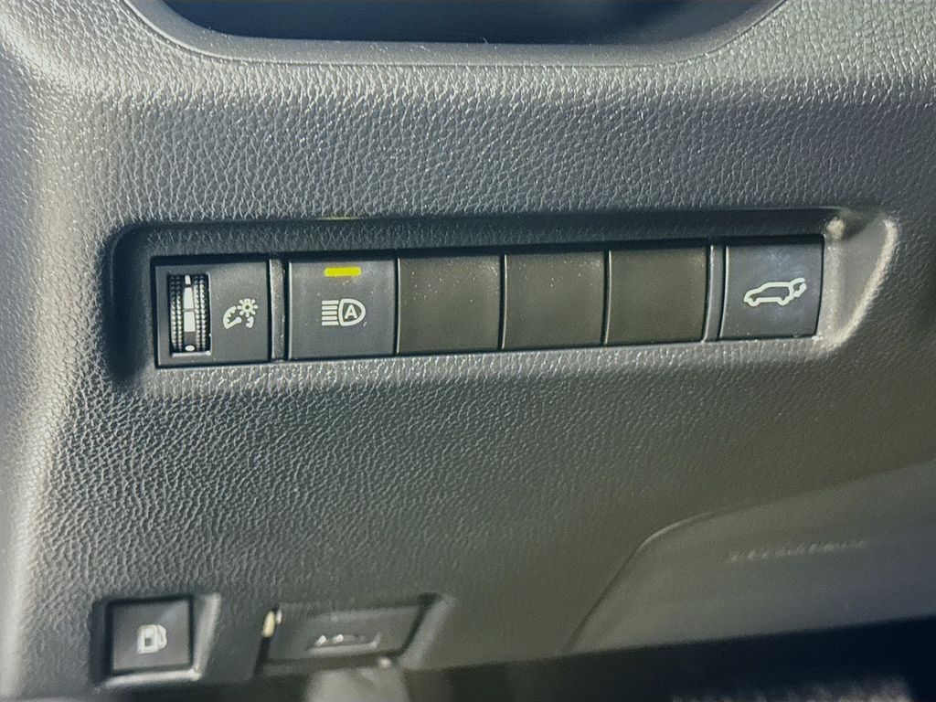 2022 Toyota RAV4 Hybrid XLE photo 9