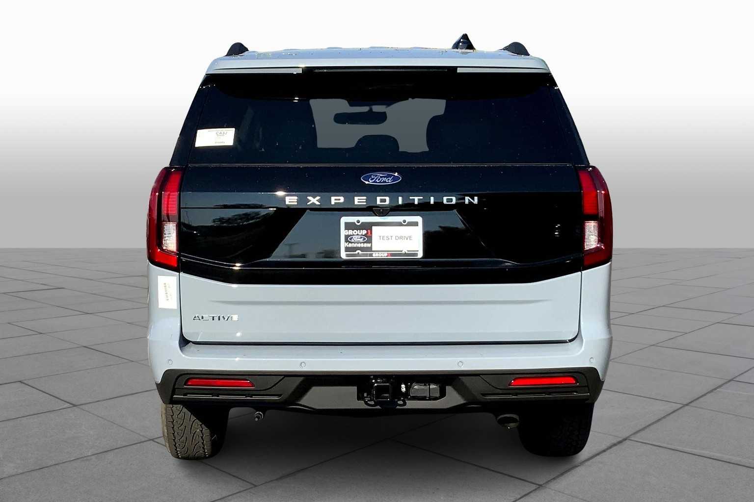 2025 Ford Expedition photo 3