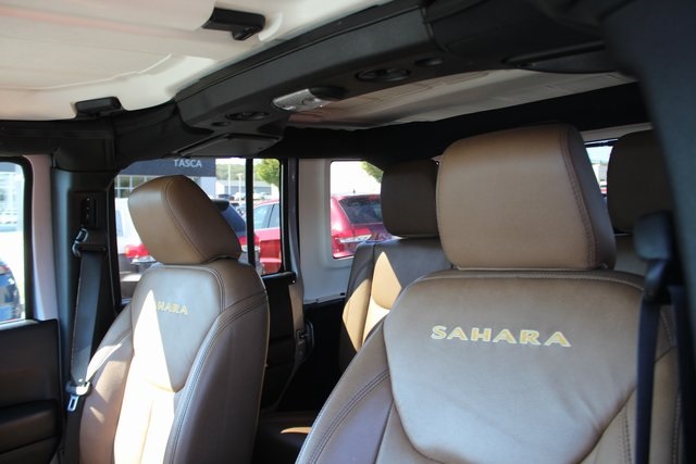 2015 Jeep Wrangler Unlimited Sahara photo 15