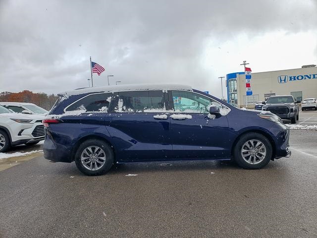 2022 Toyota Sienna XLE photo 4