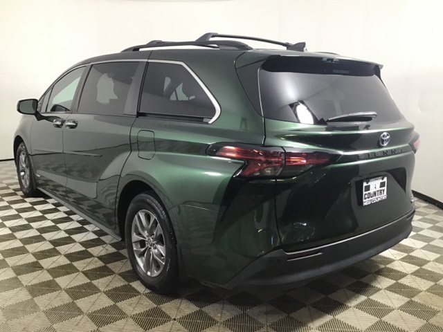 2021 Toyota Sienna XLE photo 2