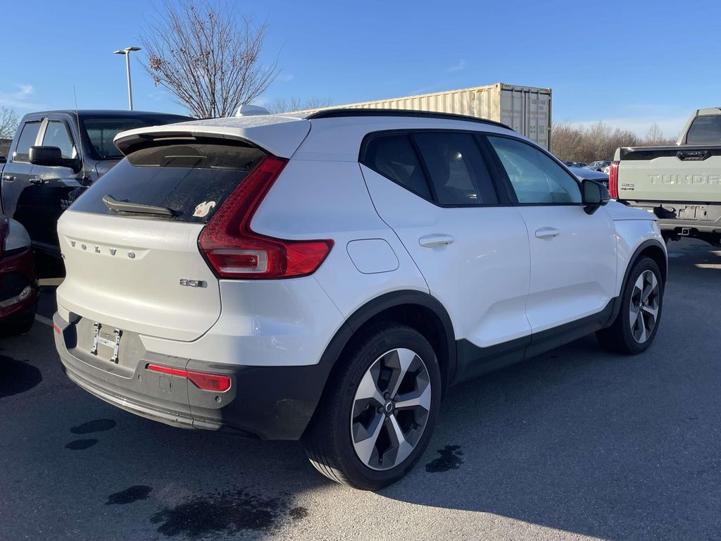 2024 Volvo XC40 Plus photo 4
