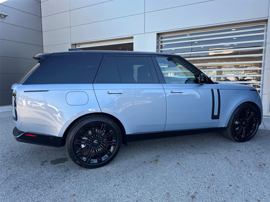 2025 Land Rover Range Rover SE photo 8