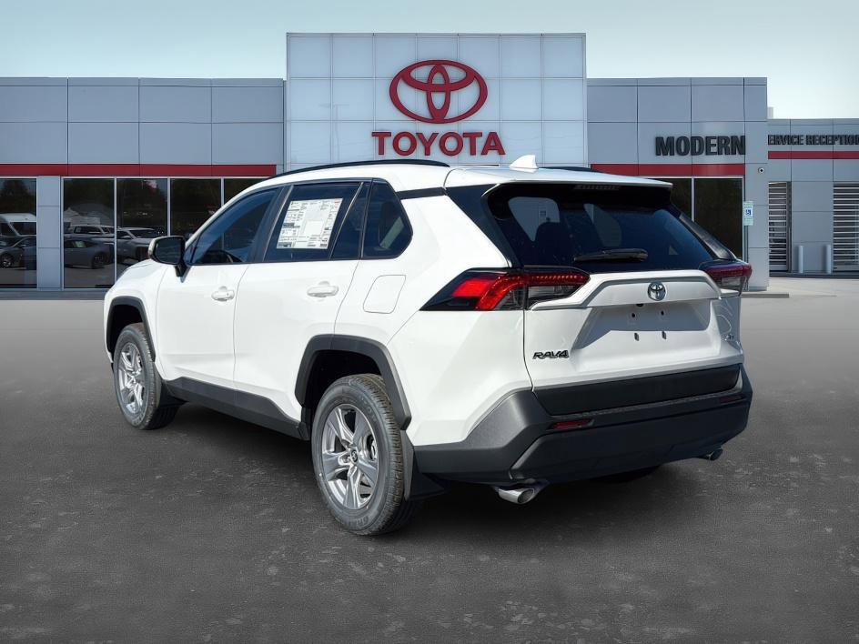 2025 Toyota RAV4 XLE photo 4