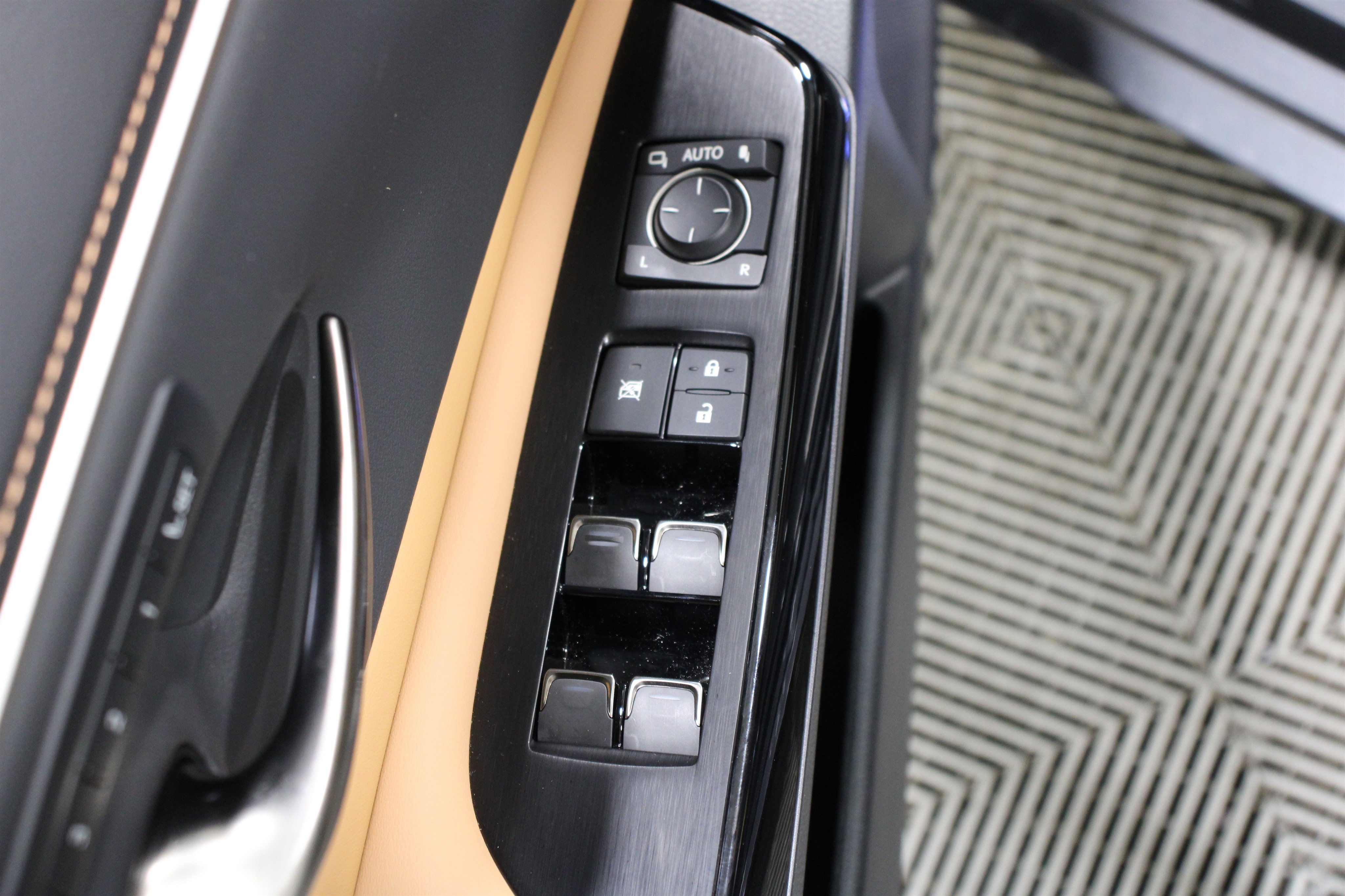 2025 Lexus ES 300h Base photo 3