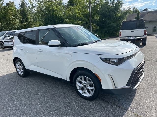 2023 Kia Soul LX photo 2