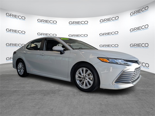 2022 Toyota Camry LE's photo