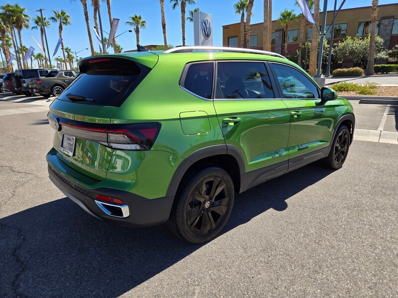 2025 Volkswagen Taos SE photo 4