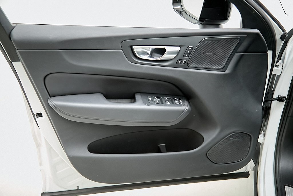 2023 VOLVO XC60 - Image 9