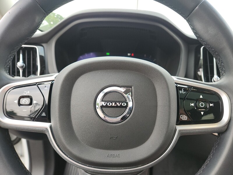 2023 Volvo XC60 B5 Plus photo 22